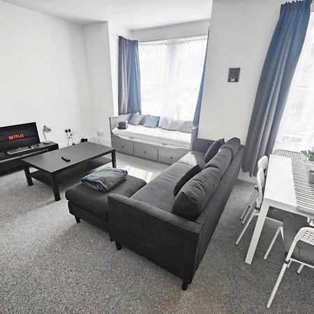 Lovely 3 Bedroom Serviced Apartment In Leytonstone London Exterior foto