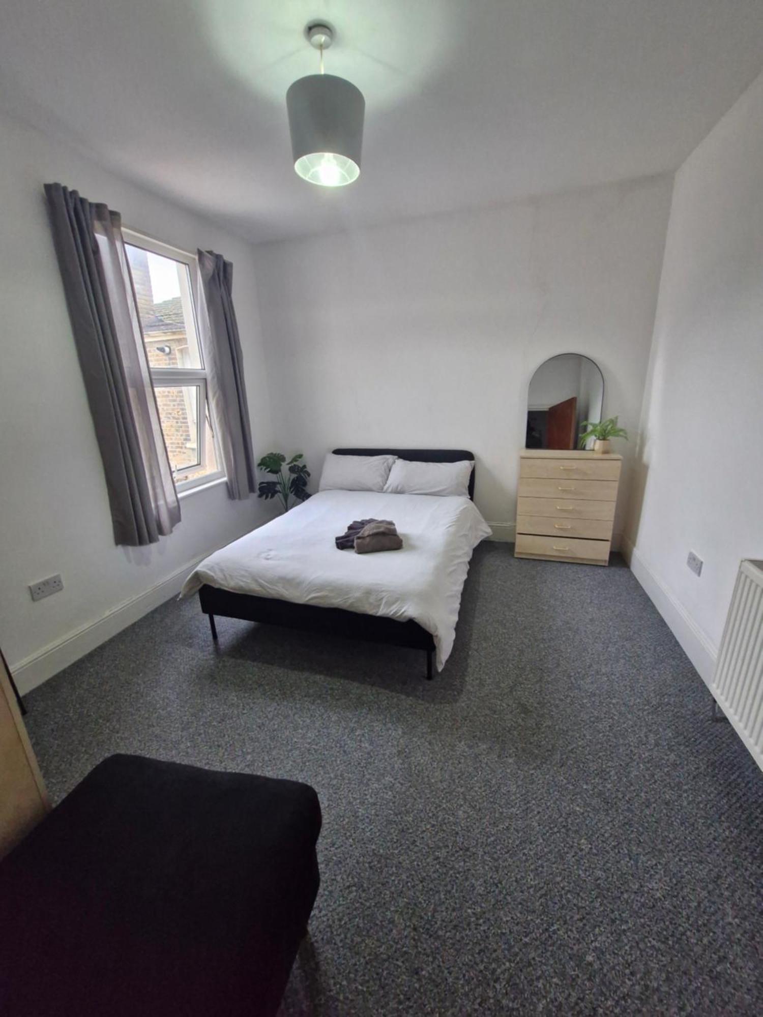 Lovely 3 Bedroom Serviced Apartment In Leytonstone London Exterior foto