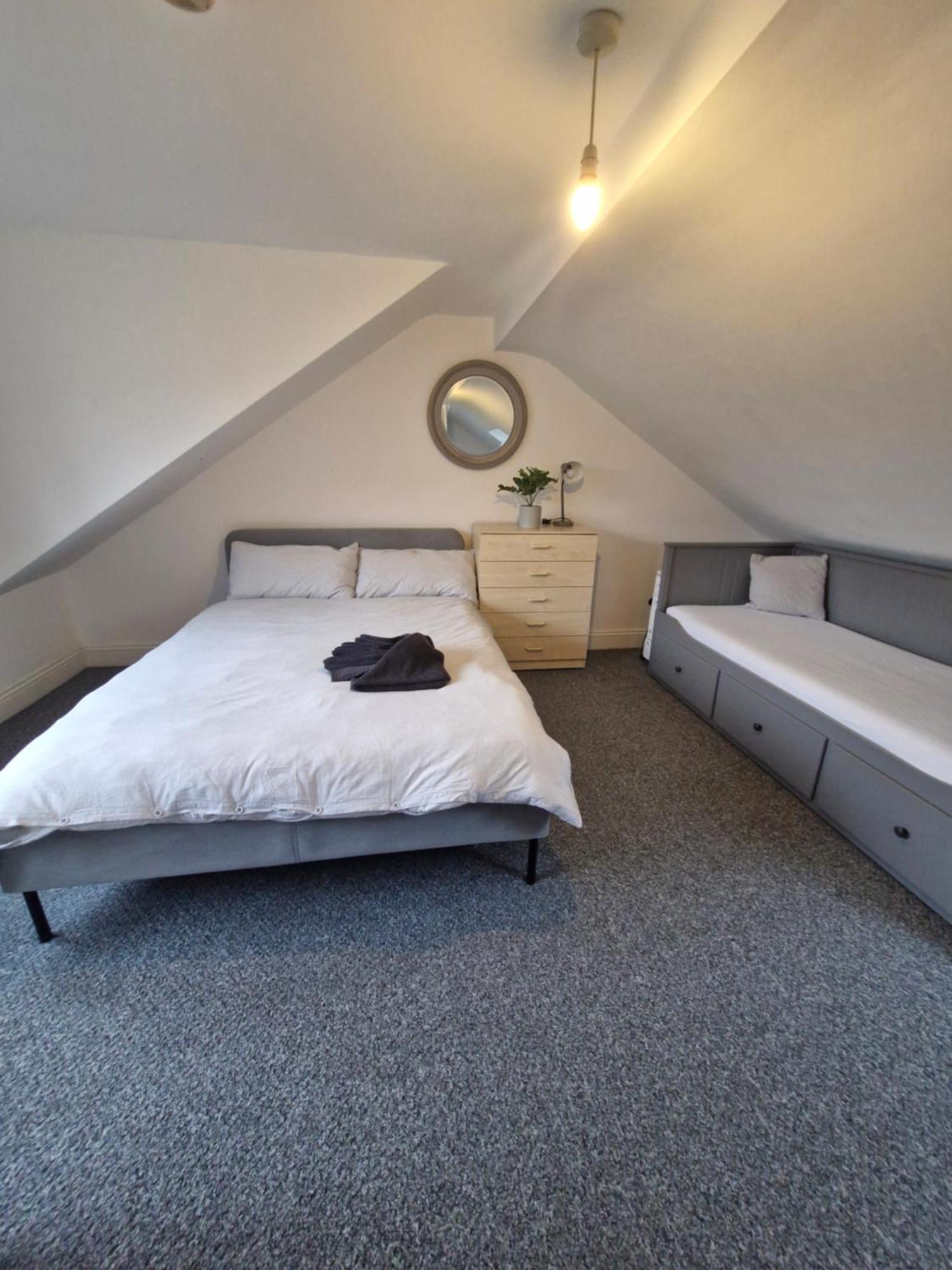 Lovely 3 Bedroom Serviced Apartment In Leytonstone London Exterior foto